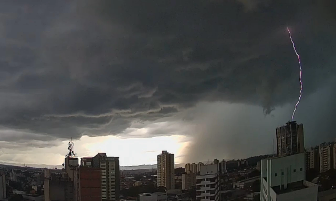 A imagem ilustra a chegada da primeira frente fria de 2025, acompanhada de chuvas intensas e ventania